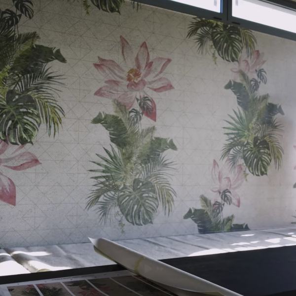 Revolutionize your spaces with Isocolor wallpaper!